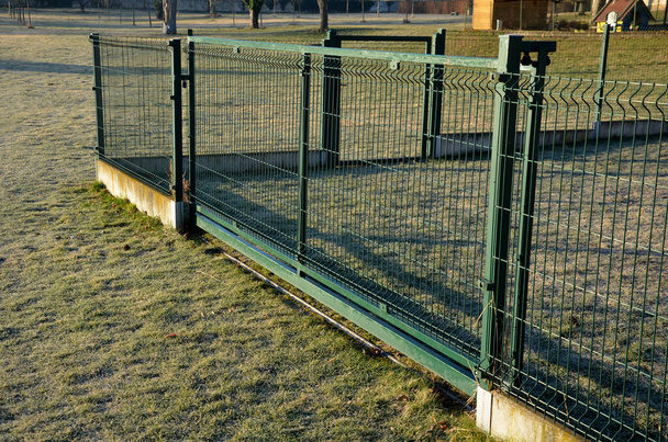 clôture avec une partie inférieure qui est faite de dalles de béton comme protection contre le jeu. risque d'endommager la clôture. maintenant la maison et le jardin sont protégés. - Photo, image