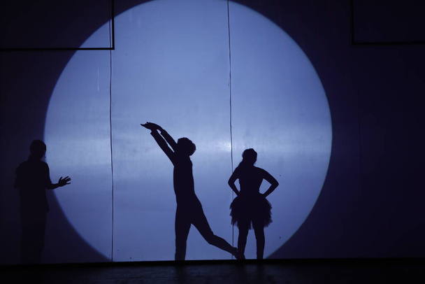 Tänzer schatten Silhouette auf einer Bühne - Foto, Bild