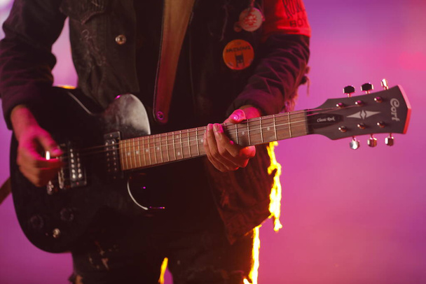 Músico com guitarra no palco - Foto, Imagem