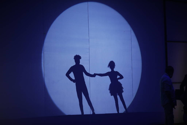Tanssijat siluetti lavalla - Valokuva, kuva