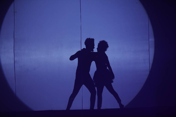 silhueta de bailarinos em um palco - Foto, Imagem