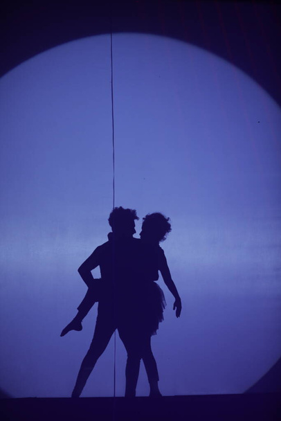 Silueta de bailarines en Moonset en el escenario - Foto, Imagen