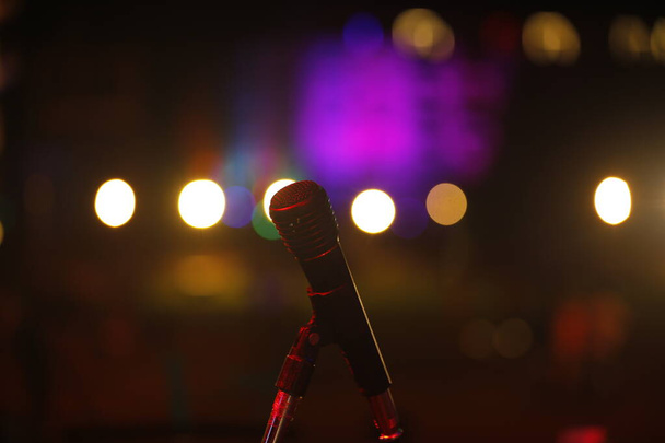 micrófono en el primer plano del escenario
 - Foto, imagen