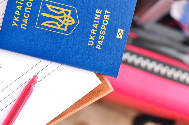 Piros toll aláírására dokumentum és ukrán nemzetközi útlevél .T - Fotó, kép