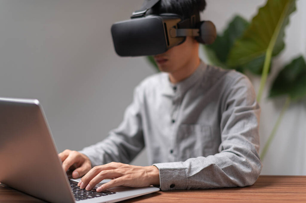 Az emberek notebook számítógépekkel kommunikálnak, dolgoznak, játszanak, filmeket néznek VR szemüvegen keresztül.. - Fotó, kép