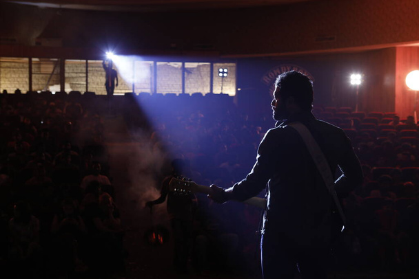 Visão traseira Silhueta de músico com guitarra no palco - Foto, Imagem