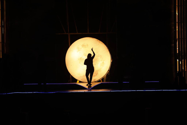 silhueta dançarina no Moonset - Foto, Imagem