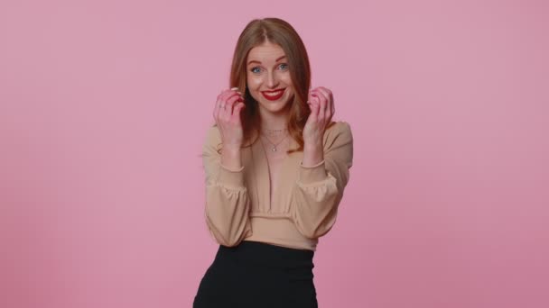 Mujer de negocios en blusa mostrando necesidad de un pequeño gesto con sonrisa escéptica, mostrando signo mínimo - Metraje, vídeo