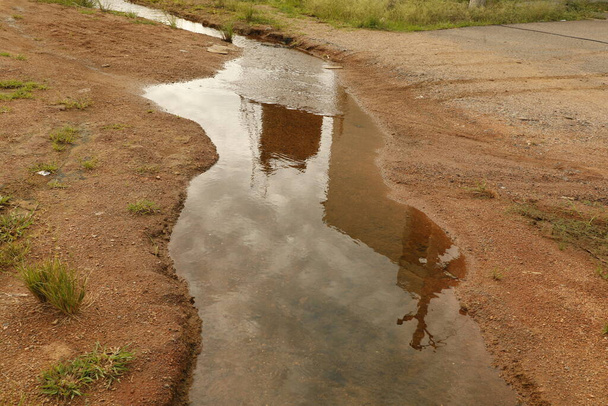 Acqua piovana che scorre in un canale - Foto, immagini