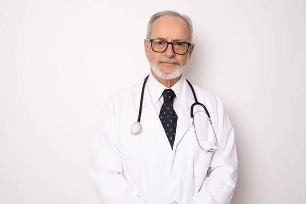 Lächelnder Arzt mit Stethoskop. isoliert über weißem Hintergrund - Foto, Bild