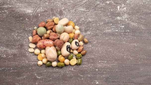 Montón de diferentes tipos de granos de frijol y cereales. Conjunto de fuentes indispensables de proteína para un estilo de vida saludable. Uso diario en hogares indios. - Foto, Imagen