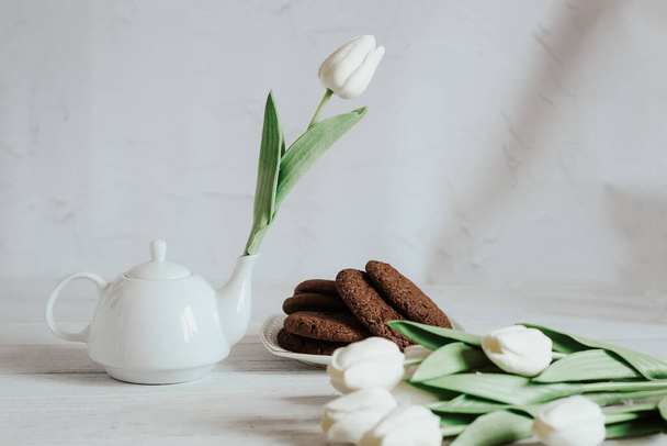Τσαγιέρα με τσάι και λουλούδια, την άνοιξη νεκρή φύση. - Φωτογραφία, εικόνα