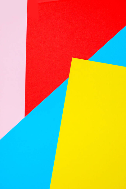 Fondo abstracto con papel de color azul amarillo rojo. - Foto, imagen