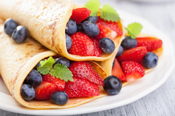 pancakes with strawberry blueberry  - Фото, зображення