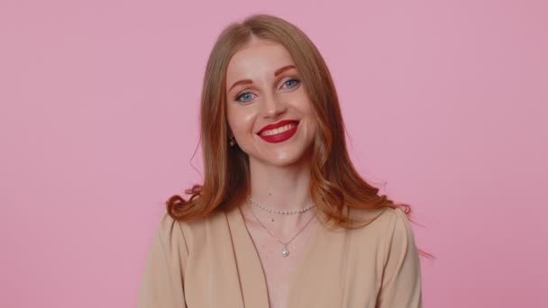 Veselý půvabný teenager studentská dívka módní model v béžové blůze s úsměvem a při pohledu na kameru - Záběry, video