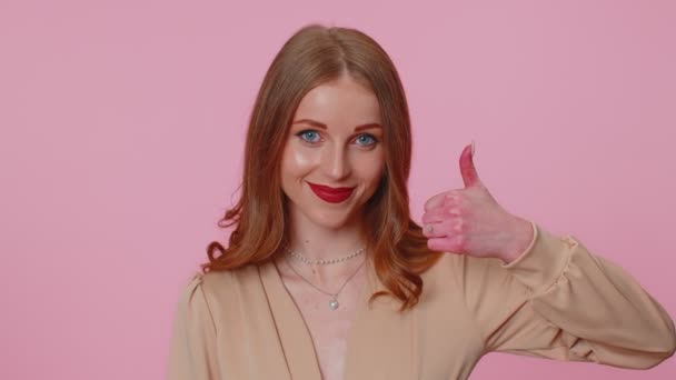 Επιχειρηματίας κορίτσι σηκώνει τους αντίχειρες επάνω συμφωνεί, δίνει θετική απάντηση συνιστά διαφήμιση αρέσει καλό - Πλάνα, βίντεο