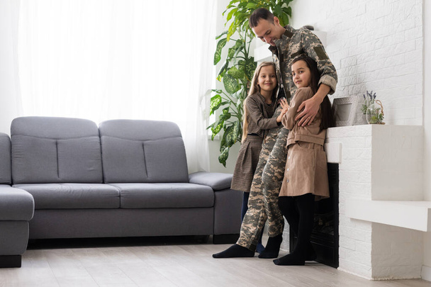 Soldado veterano feliz volta dos militares e se reúne com a família. duas crianças falhou, fundo de casa - Foto, Imagem