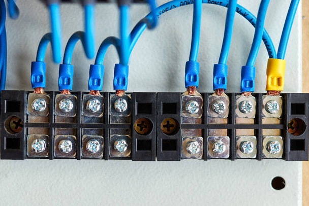 Temas şeridine bağlı mavi kablolar. seçili odak bulanık önplan ve arkaplan - Fotoğraf, Görsel