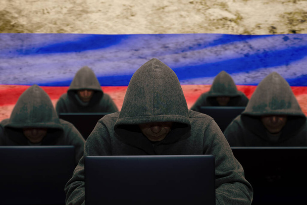 Die Trollfabrik. Viele Hacker sitzen vor dem Hintergrund der russischen Flagge an Laptops und Computern und attackieren und hacken Unternehmensserver mit einem Virus. - Foto, Bild
