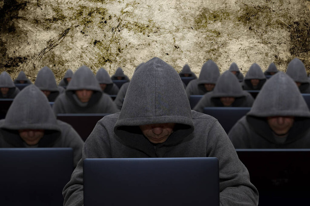 Die Trollfabrik. Hacker sitzen an Laptops und Computern auf abstraktem Hintergrund und greifen Unternehmensserver mit einem Virus an, einem Ort für Text. - Foto, Bild