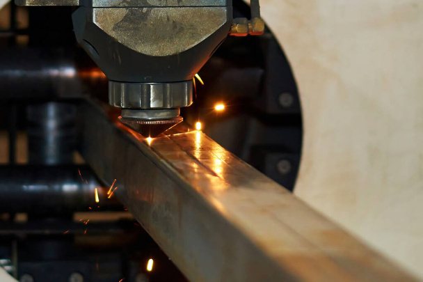 the cnc laser cutting machine cutting steel square pipe - Foto, Bild