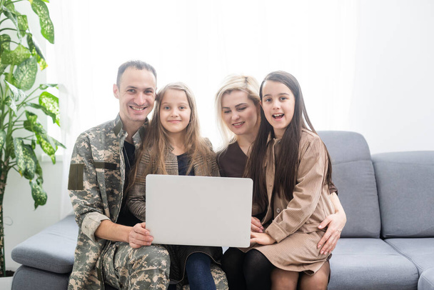Στρατιωτικός πατέρας με την οικογένειά του στο σπίτι - Φωτογραφία, εικόνα