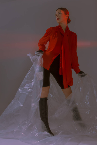 Портрет стильної дівчини в модному одязі з макіяжем в студії
 - Фото, зображення