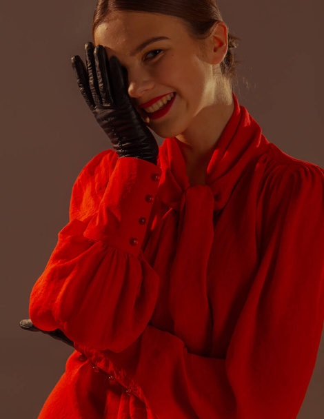 Портрет стильной девушки в модной одежде с макияжем в студии - Фото, изображение