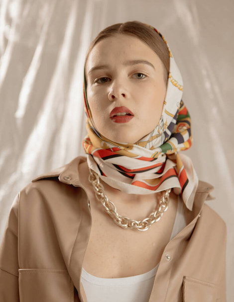Ritratto di una ragazza alla moda in abiti alla moda con trucco in studio - Foto, immagini