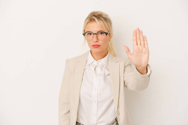 若いビジネスロシアの女性は、あなたを防ぐために、停止記号を示す手を伸ばして白い背景に立って隔離された. - 写真・画像