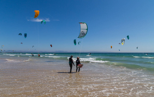 Tarifa, Spain: Kite surfing in Tarifa, Spain. Tarifa is most popular places in Spain for kitesurfing - Foto, afbeelding