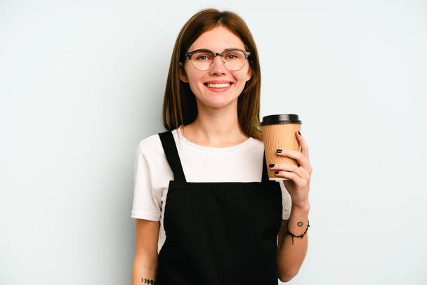 Restaurace číšník žena drží odnést kávu izolované na modrém pozadí šťastný, usmívající se a veselý. - Fotografie, Obrázek