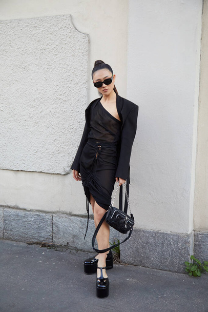 MILAN, ITALY - FEBRUARY 23, 2022: Woman with black dress and black shoes with wedge heel before Alberta Ferretti fashion show, Milan Fashion Week street style - Fotoğraf, Görsel