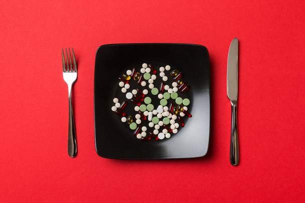 Много различных таблеток потери веса и добавок в качестве пищи на круглом столе. Таблетки служили здоровой пищей. Наркотики, аптека, медицина или медицинское обслуживание. - Фото, изображение