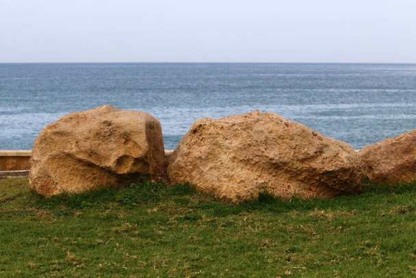 Grote stenen in een stadspark aan de oevers van de Middellandse Zee in het noorden van Israël.  - Foto, afbeelding