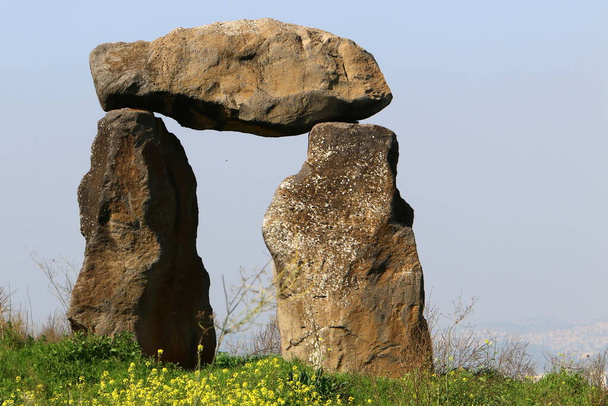 Grote stenen in een stadspark aan de oevers van de Middellandse Zee in het noorden van Israël.  - Foto, afbeelding
