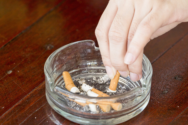 Lány kezét hagyják abba a dohányzást hamutartó - Fotó, kép