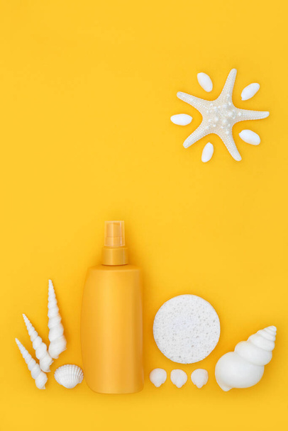 Suntan lotion veiligheid gezondheidszorg concept met zonnecrème fles voor een veilige zomer zonnebescherming met abstracte zeesterren zon en schelpen. Blanco voor tekst met kopieerruimte op gele achtergrond. - Foto, afbeelding