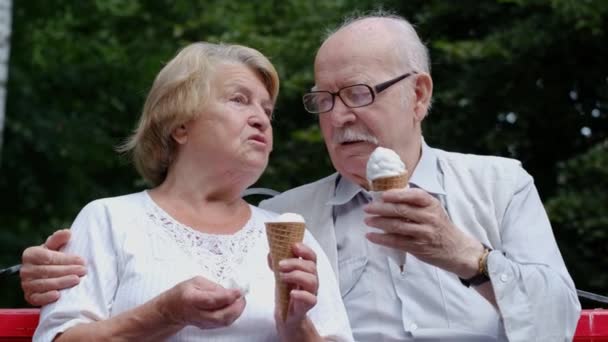 Een oude man op een date met een dame, trakteert haar op koud ijs. Datering op pensioenleeftijd. - Video