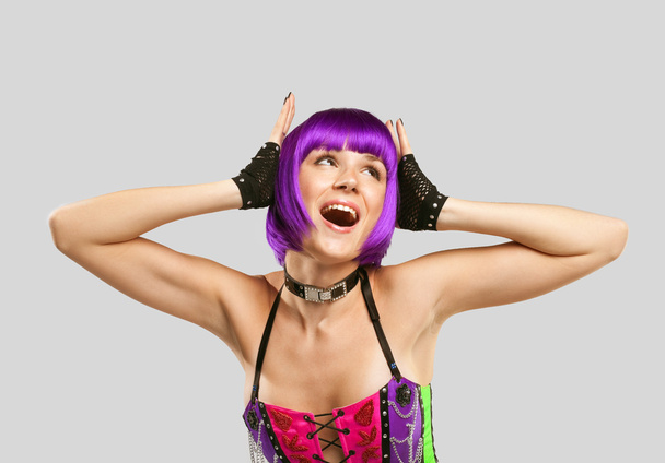 紫色の毛とコルセットのディスコの歌手 - 写真・画像