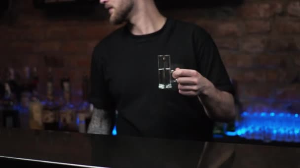 Barman é um jovem O cara serve bebidas, prepara tiros alcoólicos Medusa no bar - Filmagem, Vídeo