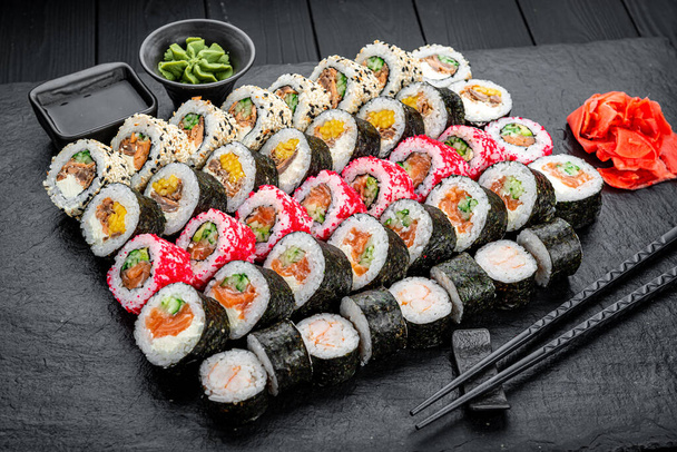 Conjunto de rolos de sushi com peixe fresco. Servindo rolos de sushi em um restaurante. - Foto, Imagem