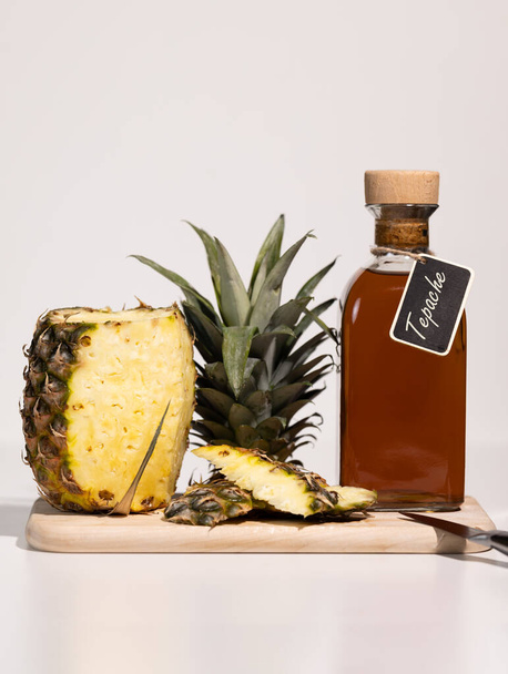 Tepache Mexican Fermented Pineapple Drink. Home-brewed effervescent pineapple beverage, made from fermented pineapple peel. - Foto, afbeelding