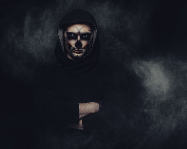 Porträt eines Mannes mit Totenkopf-Make-up zu Halloween - Foto, Bild