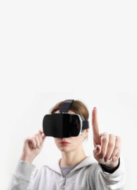 Πορτρέτο γυναίκας με γυαλιά εικονικής πραγματικότητας. Εμπειρία εικονικής πραγματικότητας και μελλοντική έννοια της τεχνολογίας.  - Φωτογραφία, εικόνα