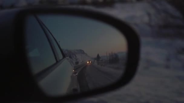 uitzicht op de snelweg van IJsland in de auto achteruitkijkspiegel - Video