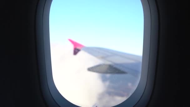 vista desde la ventana del avión hasta el ala y las nubes - Imágenes, Vídeo