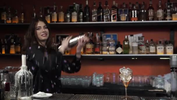 Rotschopf Mädchen Junge erwachsene Frau Barkeeper bereitet Mischungen Papier Flugzeug Cocktailbar Pours Eisglocken - Filmmaterial, Video