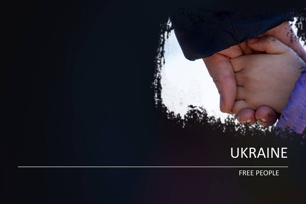 Madre tiene una bambina per mano su uno sfondo scuro e il testo Ucraina persone libere, fermare la guerra in Ucraina 2022 - Foto, immagini