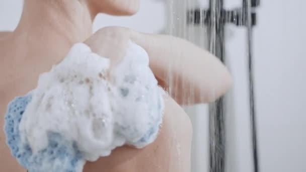 Weibchen baden mit Duschgel - Filmmaterial, Video